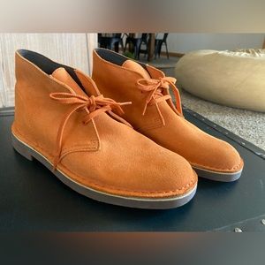 New! Mens Clarks Originals Desert Chukka Suede Leather Orange Boots. Size 8.5M.